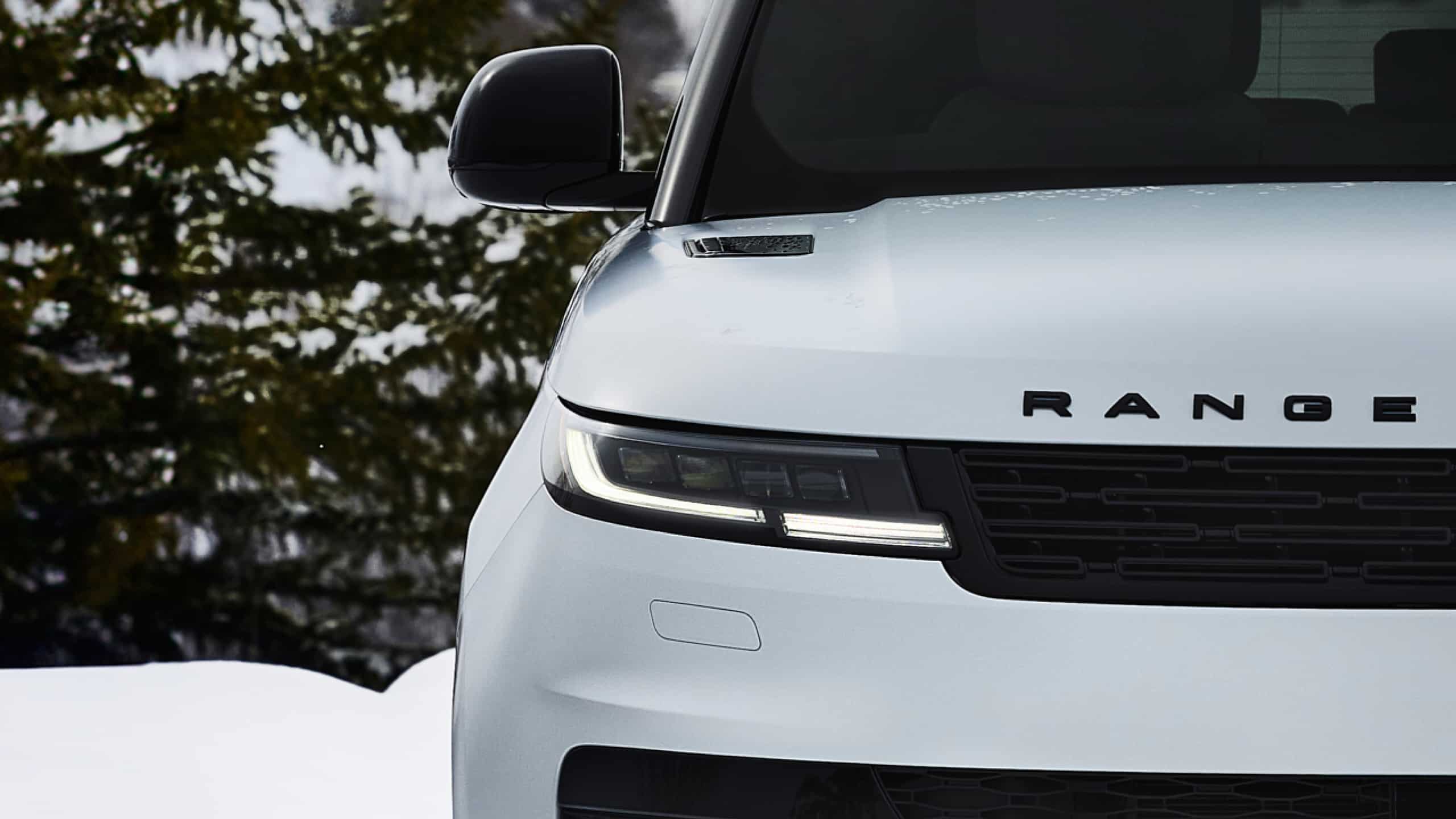 Range Rover in snow 
