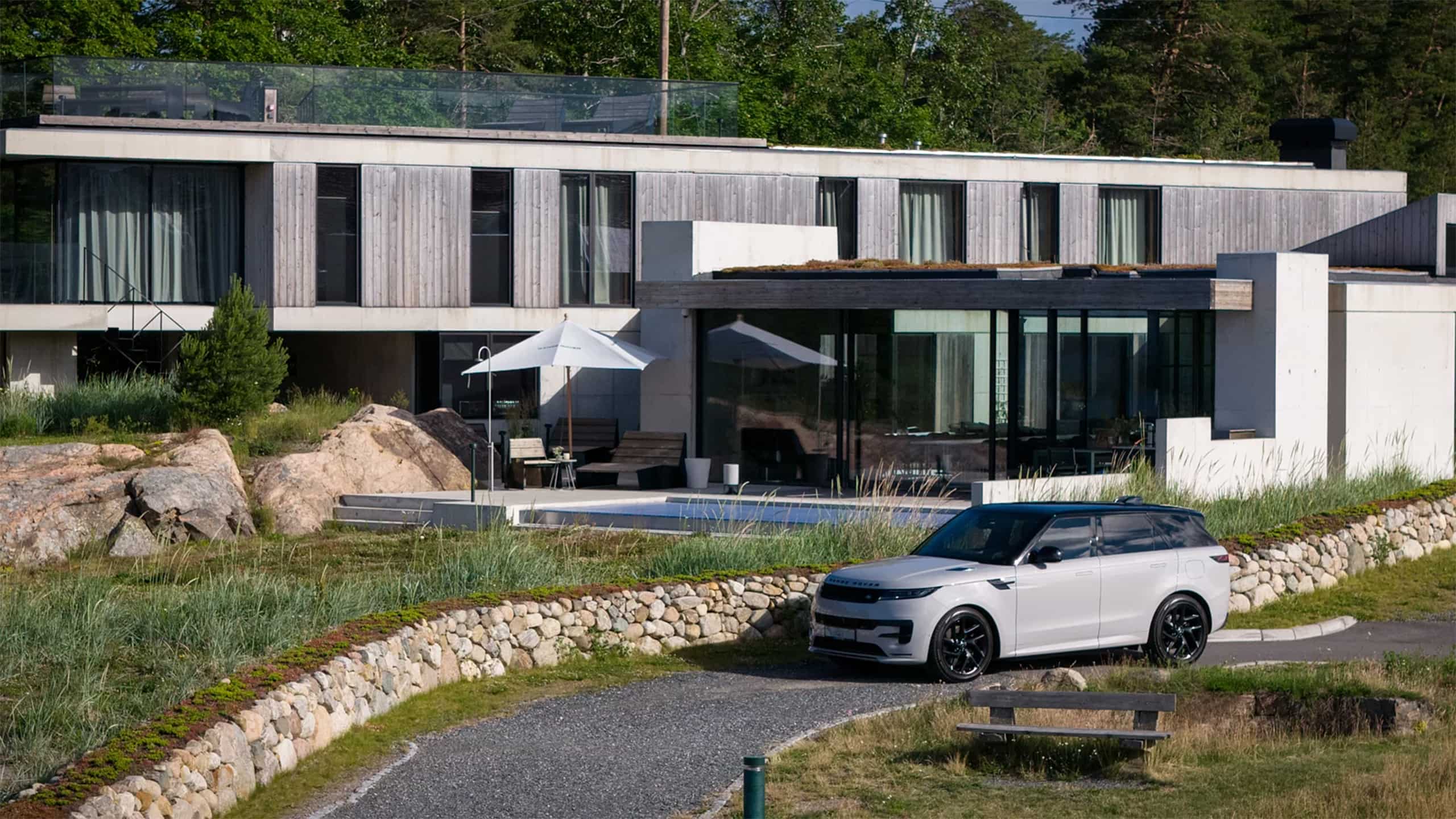 Range Rover Sport  park outside of the house